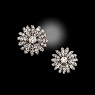 Set of two graduated 19th century diamond daisy flowerhead brooches, c.1880