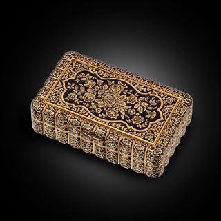 A gold and enamel snuff box