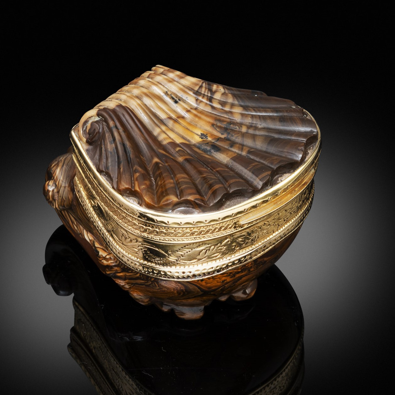 A George III gold mounted and carved mocha agate snuff box