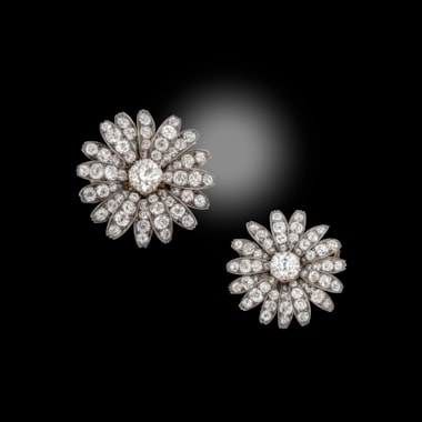 Set of two graduated 19th century diamond daisy flowerhead brooches, circa 1880