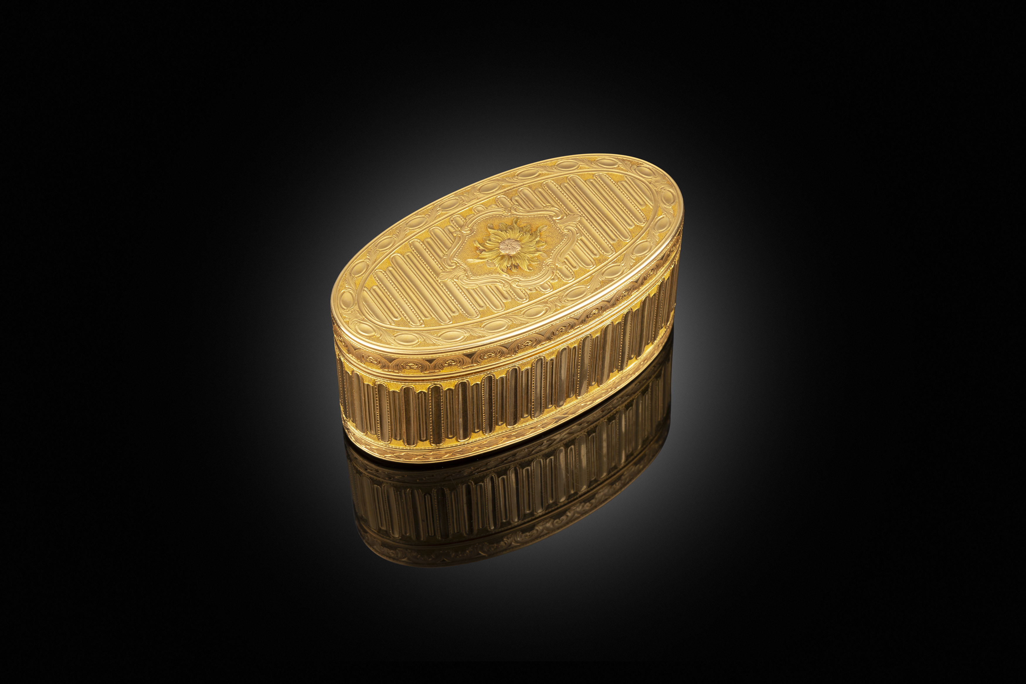 A two-colour gold snuff box